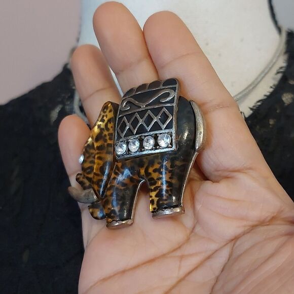 Vintage Lucite Elephant Enamel Rhinestone Embellised Howdah Pendant Necklace - Picture 3 of 6
